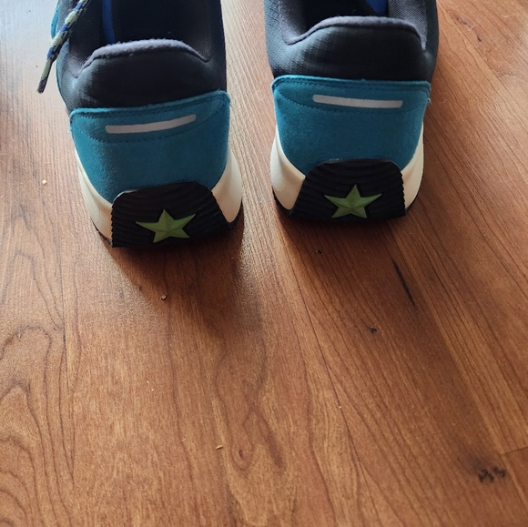 Converse tennis shoes - Picture 3 of 5